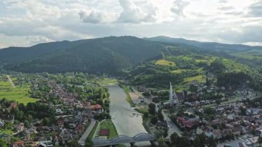 Ağaçlarla çevrili kırsal nehir manzarası