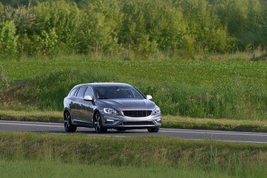 Yazın asfalt yolda spor hatchback