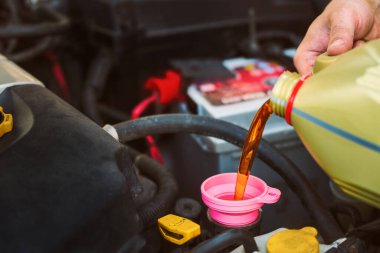 Araba bakım yağı huniyle değişiyor.