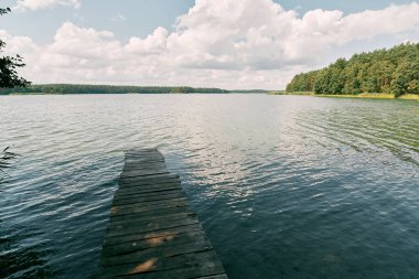 Sakin göl manzarası Bulutlu gökyüzü