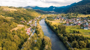 Orman ve dağlarla çevrili huzurlu bir köy.