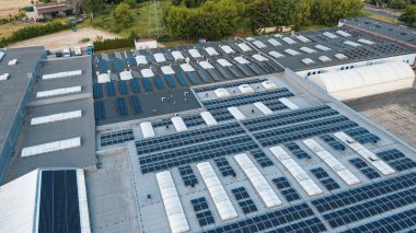 Güneş çiftliği fabrikaya temiz elektrik sağlıyor