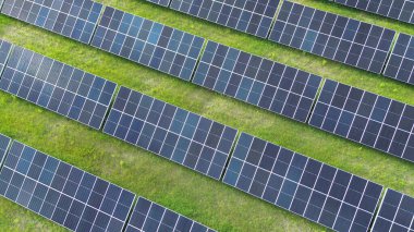 Ev çatısı sisteminde güneş enerjili paneller