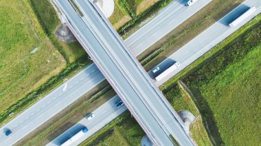 Kırsal alanda yarı kamyon otoyolda ilerliyor.