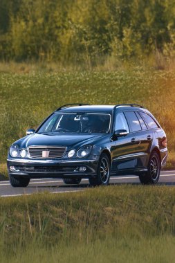 Arabayla kırsal alanda manzara sürüşü