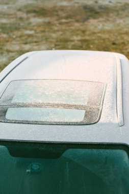 Buzlu arabanın ön camı tehlikeli sürüş koşulları yaratıyor.
