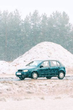 Araç karlı arazide geziniyor