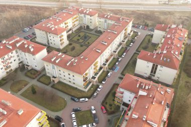 Çağdaş alçak binalı şehir manzarası