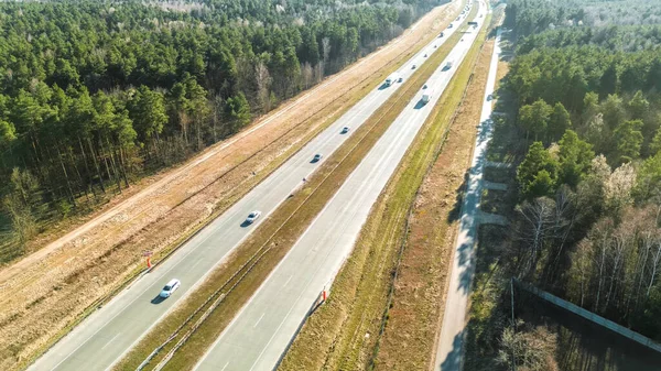 Taşıt taşıma aracı kırsal çimlerin yanından geçiyor