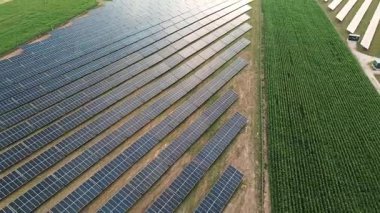 Temiz enerji için güneş paneli sistemi