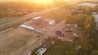 Yeni ticari yapı inşa eden işçilerin hava görüntüsü