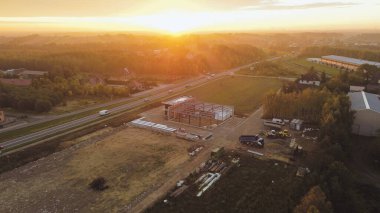Gün batımında inşaat alanının insansız hava aracı çekimi