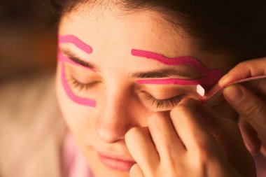 Cilt sağlığı için kineziyoloji yüz bandı yöntemi