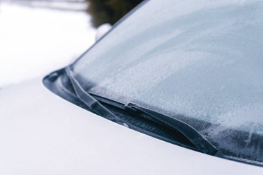 Arabanın ön camında dondurucu soğuk var.