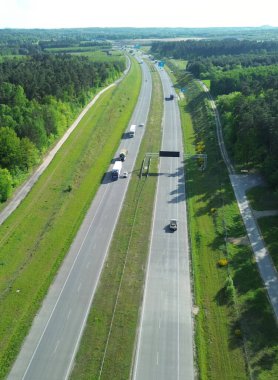 Kırsal arazi üzerinde güneşli bir gün