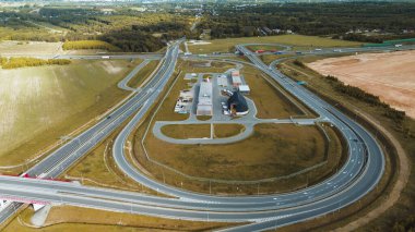 Kırsal alanda modern otoyol kavşağı