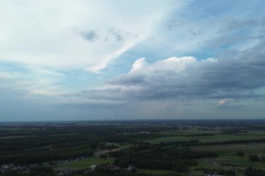 Temiz mavi gökyüzünde yüzen bulutlar