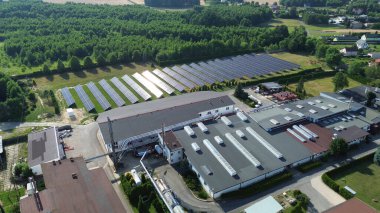 Güneş enerjisi panelleri ile kırsal alanda bahar mevsimi