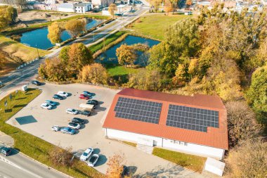 Kırsal alandaki güneş enerjili modern ev