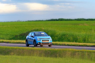 Doğal bir geçmişi olan modern bir aile cipi.