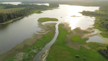 Nehir ve açık çayır ile sakin kırsal