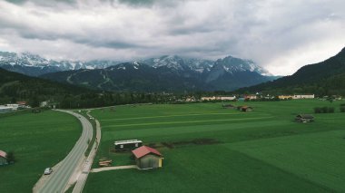 Karlı dağ tepelerinin yakınındaki huzurlu vadi