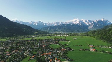 Arka planda Alpler olan ideal kırsal bölge