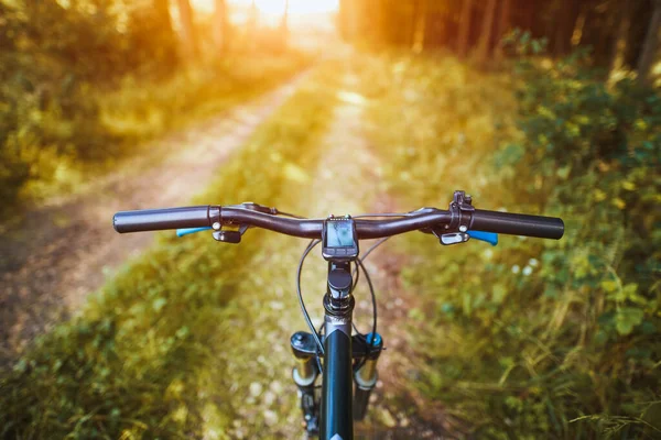 Doğal manzaralı dağ bisikleti gidonu.