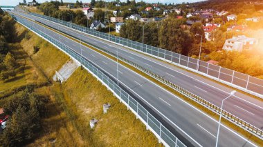 Yoğun Otoyol Boyunca Yeşil Gürültü Bariyeri