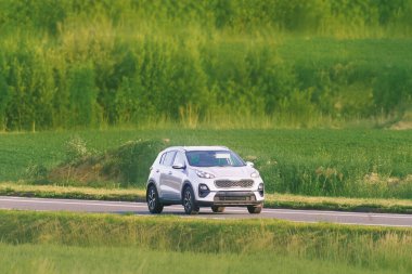Modern bir SUV ile yolculuk macerası.