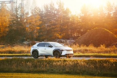 Açık yolda gün ışığında şık bir SUV.