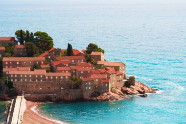 Deniz kenarındaki tarihi ada köyü