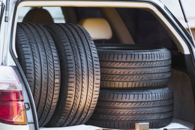 Yığılmış lastiklerin lastik dokusunun yakınlaştırılması