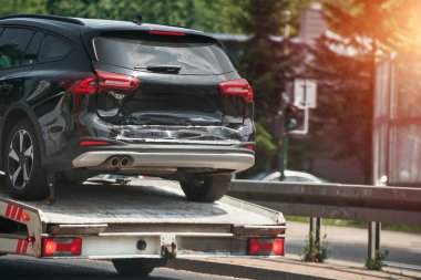 Kentteki çekiş aracında hasar var.