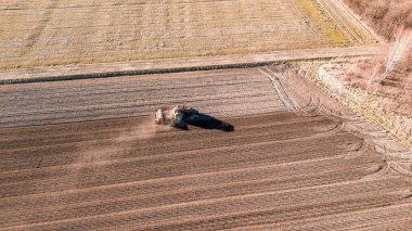 Tarım traktörü ekim için toprağı hazırlıyor.