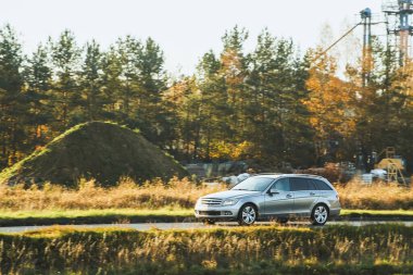 Steyşın vagon manzaralı kırsal yolda