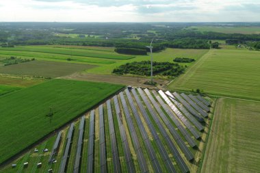Güneş paneli kurulumu ve rüzgar türbini alanı