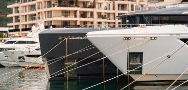 Dağlara ve kıyı şeridine kenetlenmiş yatlar