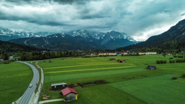 yemyeşil alanlar ve alp arkaplanı