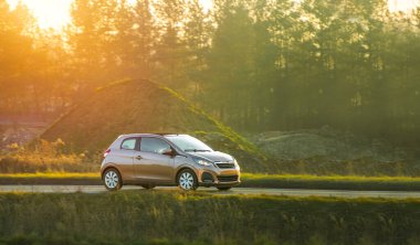 Parlak modern tasarımı olan klasik bir araba.