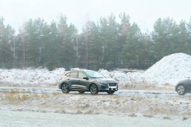 Elektrikli araç karlı arazide seyahat ediyor.