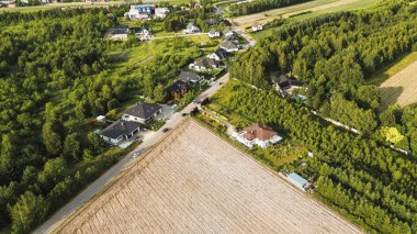 Evlerin ve tarlaların güneşli hava manzarası
