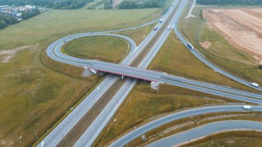 Büyük otoyol köprüsünde trafik ilerliyor