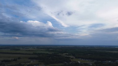 Yüksek irtifada kümülüs bulutu katmanları