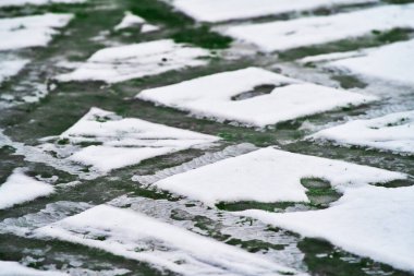 Karla kaplı zemin lastik izlerini gösteriyor
