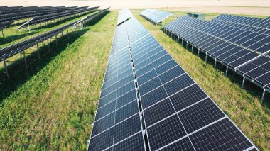 Güneş enerjisi çiftliği günbatımında panellerle