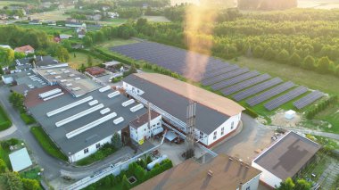 Güneş paneli alanlarıyla çevrili fabrika