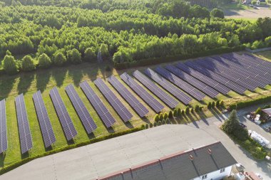 Güneş enerjisi fabrikasının hava görüntüsü