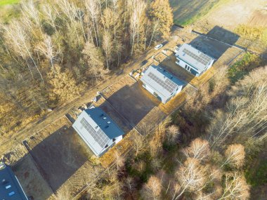 Güneş teknolojisiyle sürdürülebilir enerji üreten evler