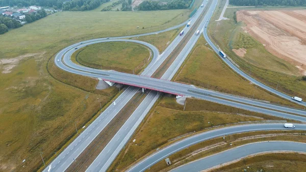 Büyük otoyol köprüsünde trafik ilerliyor